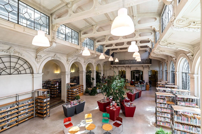 Interno della biblioteca centrale di via Roma