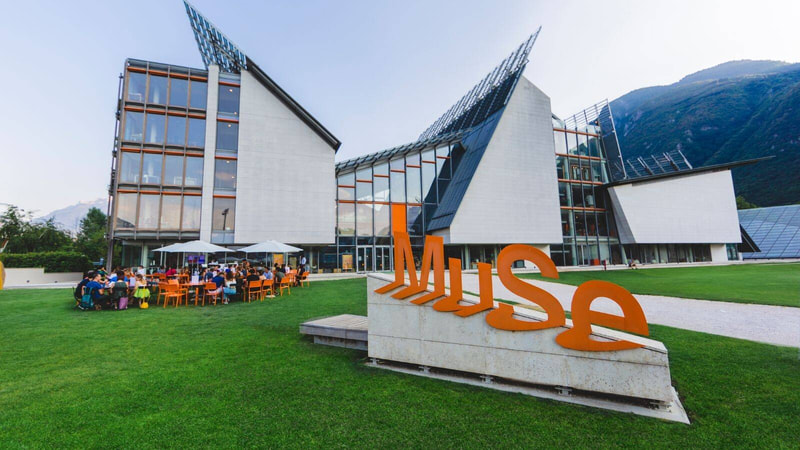 Il Muse visto dal giardino e il suo logo